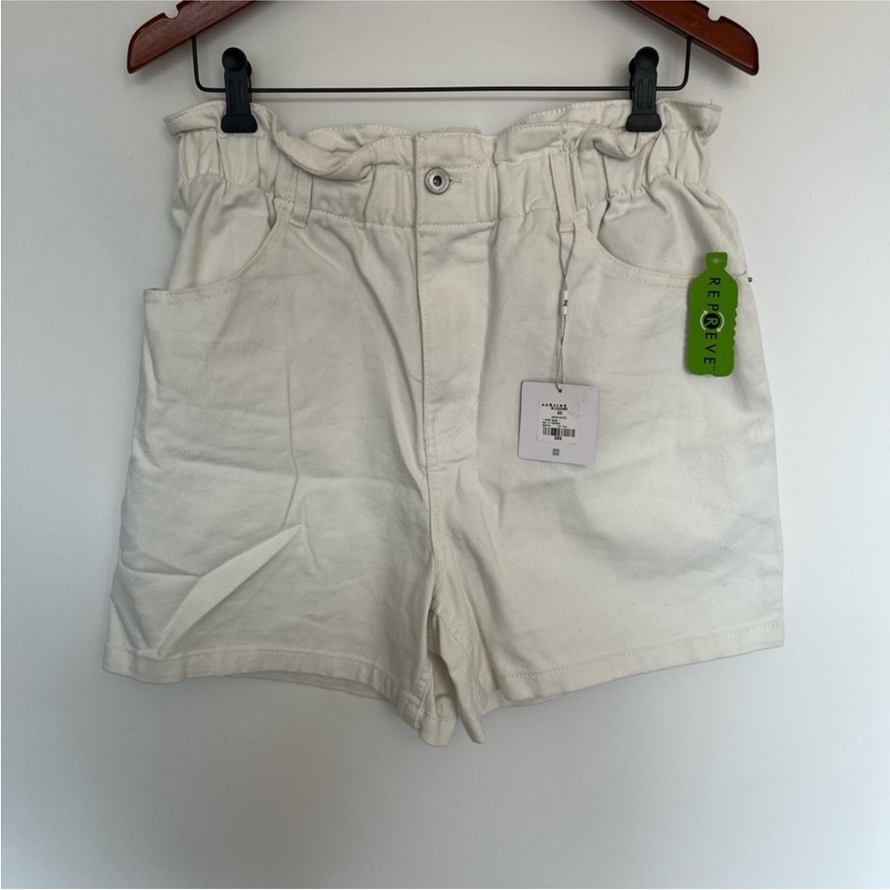 FREE with purchase Blumind Women's White Shorts Size 30 NWT